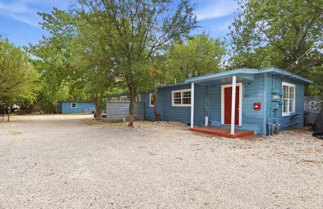 Cozy 2 Bedroom Home in Roosevelt Park Gallery 2