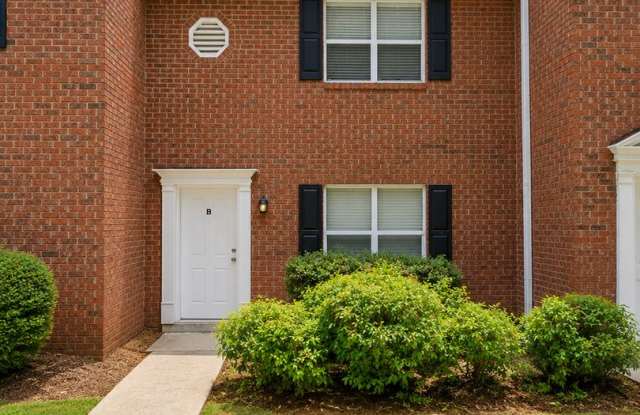 Updated 2 bedroom townhome with private back patio Gallery 1