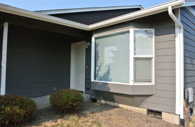 Spacious 3-bedroom/1 bath duplex in Albany! Gallery 2