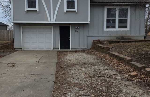 Charming 3-Bed Home in Lees Summit with Garage photos photos