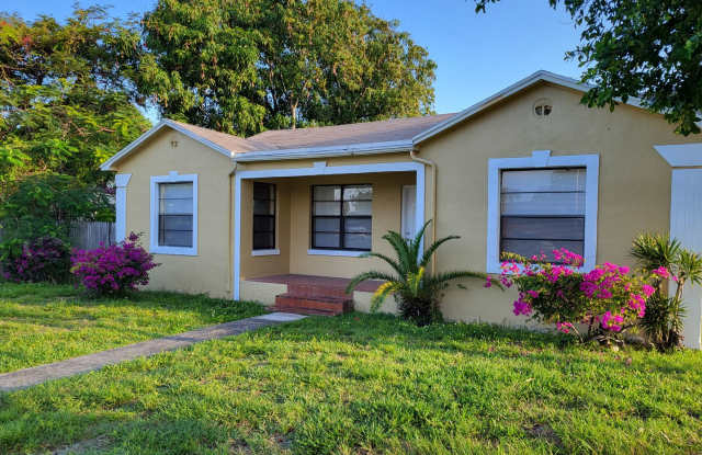 Renovated 4/2.5 Home with garage and large private backyard photos photos