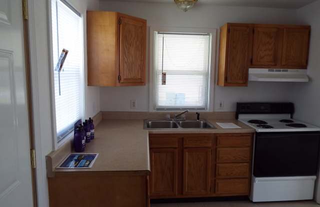 Three Bedroom/One bathroom house with carport for rent. Gallery 3