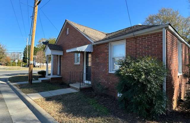 Brick 3/4 Bedroom 5 Minutes from Uptown! Gallery 2
