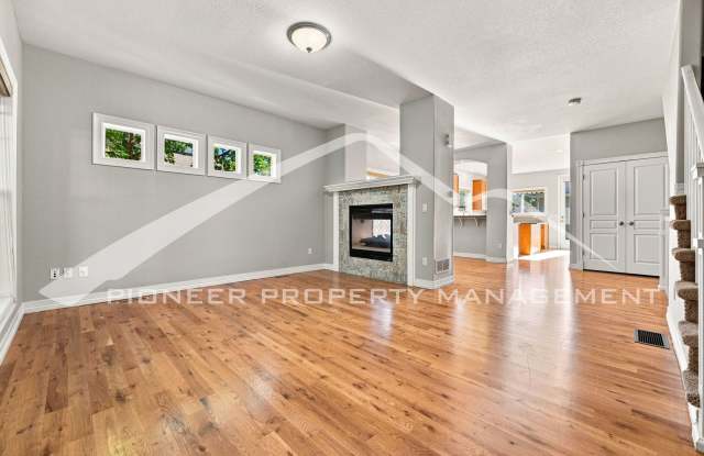 Gorgeous Townhouse with Gas Fireplace and Central AC Gallery 3