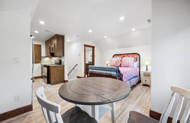 1 bedroom, 1 bath Studio Apartment Gallery 1