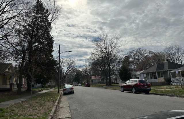 2 bedroom house with central ac/heat, laundry, nice back yard Gallery 4