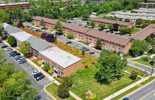 Gainsborough Court, Churchill Mews, and Copperfield Square Apartments & Townhomes Gallery 2