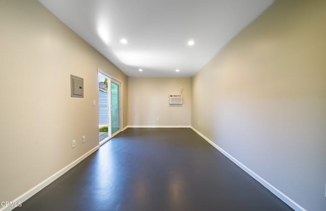 422 1/2 Voilet Avenue Gallery 4