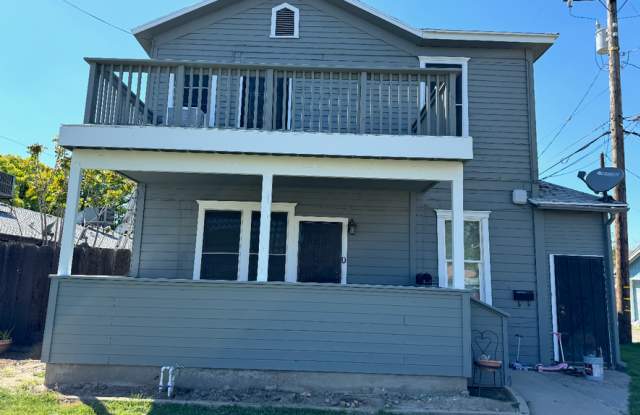 2 bedroom 2 bathroom duplex that is close to downtown Gallery 2