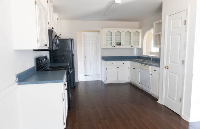 Five Bedroom Home with attached garage-Available Now!!!! Gallery 3