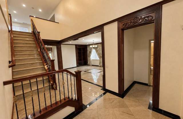 Spacious 5 Bedroom Home in West Oxnard's Desirable Winfield Community Gallery 4