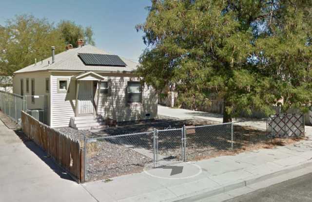 Quaint and Cozy - Large Low Maintenance Yard - Garage - Centrally Located - 358 West Richards Street, Fallon, NV 89406