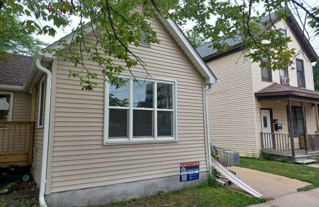 Check out this wonderful one-bedroom plus den home nestled in the South Como area of Saint Paul! photos photos