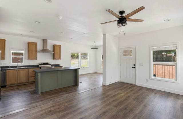 Beautiful and CLEAN three bedroom, two bathroom house is newly available for rent! Gallery 4