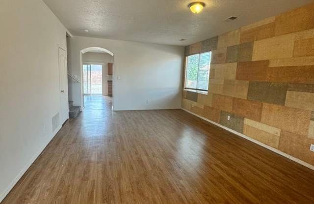 4 bed 2.5 bath home in Huning Ranch Gallery 3