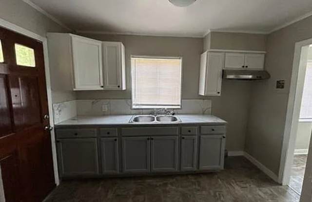 Move-In Ready 3BR/1BA Home in Jackson | Recently Renovated & Convenient Parking Gallery 4