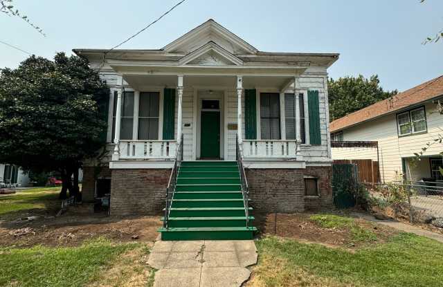 *Reserve NOW for Summer 2026* Great 3 Bedroom house with view of Campus photos photos
