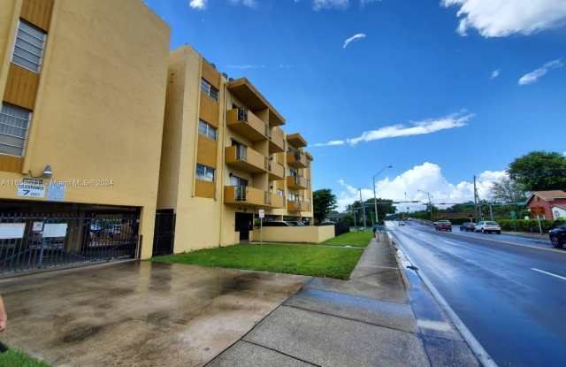 300 NE 125th St - 300 Northeast 125th Street, North Miami, FL 33161