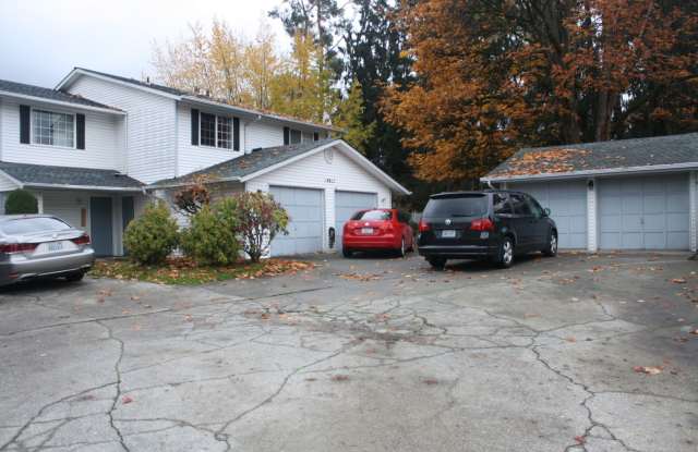 3 bdrm, 2.5 bath, 2 car garage  (1 attached, 1 detached), Fenced yard, Minutes to Mall and I-5 photos photos