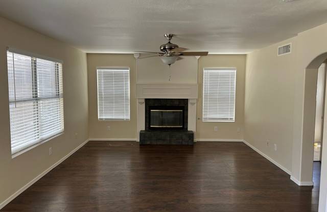 4 Bedroom 2.5 Bathroom Lakewood Home Gallery 3