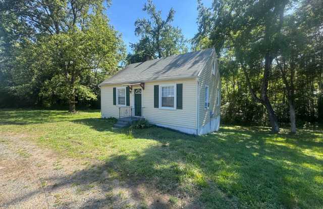 MINUTES TO DOWNTOWN FREDERICKSBURG - 2 BEDROOM COTTAGE photos photos