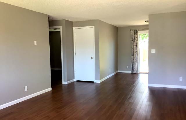 Freshly Updated 2-Bedroom 1-Bathrrom duplex Gallery 3
