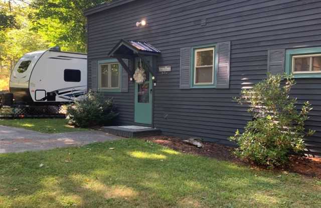 Charming 1BR House in Buxton with views of Bonny Eagle Pond Gallery 4