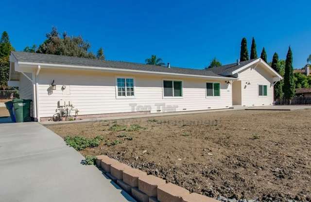 Charming Single Family Home in Vista! 3 beds, 2 baths- additional bonus room with kitchen and private entrance. photos photos