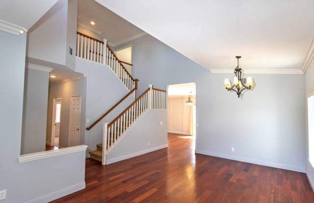 Spacious 6 Bedroom Home With Huge Backyard! Gallery 4