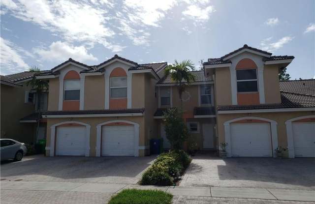 5586 NW 90th Ter Gallery 2