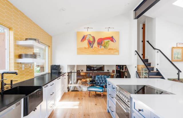 Modern 2 BDR Retreat: Serene Backyard photos photos