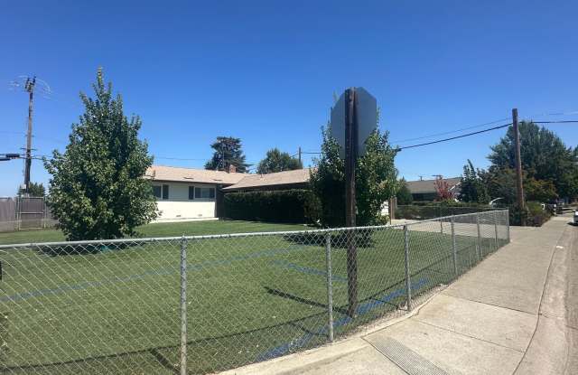 AVAILABLE NOW!!! Gorgeous, Updated 3 Bed / 2 Bath in East Sacramento! Gallery 4