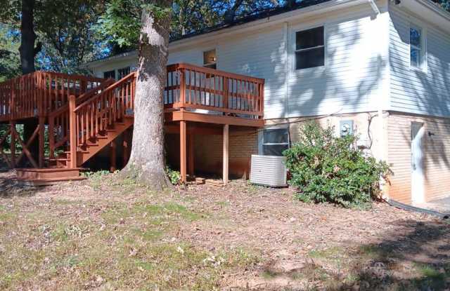 Spacious 5-Bedroom 2 Bath  Home in Historic Downtown Charlottesville Gallery 4