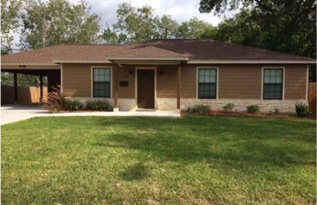 1704 Seguin Avenue photos photos