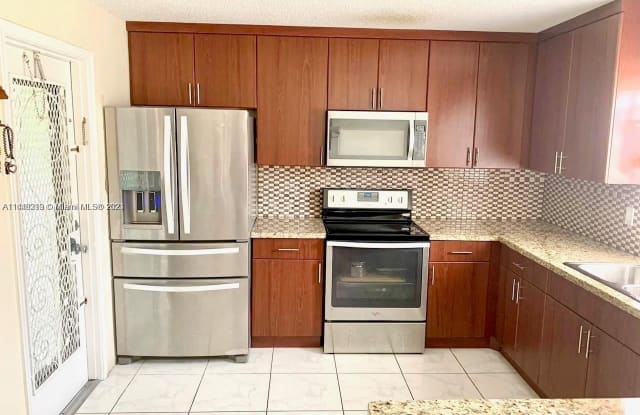 300 S Luna Ct - 300 South Luna Court, Hollywood, FL 33021