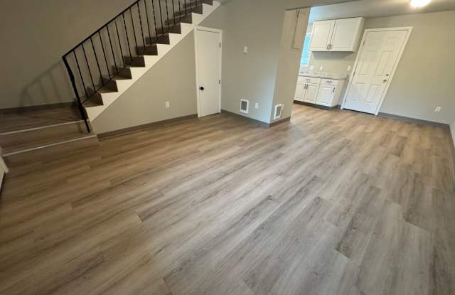 (248) 2 Bedroom Town Home w/ Hook-ups Gallery 2