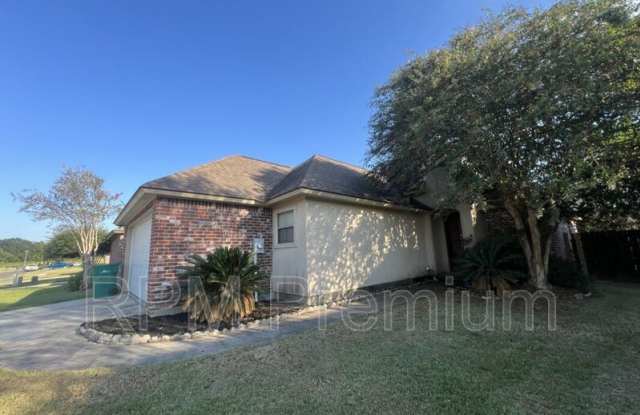 2568 Middle Towne Dr - 2568 Middletowne Drive, Zachary, LA 70791