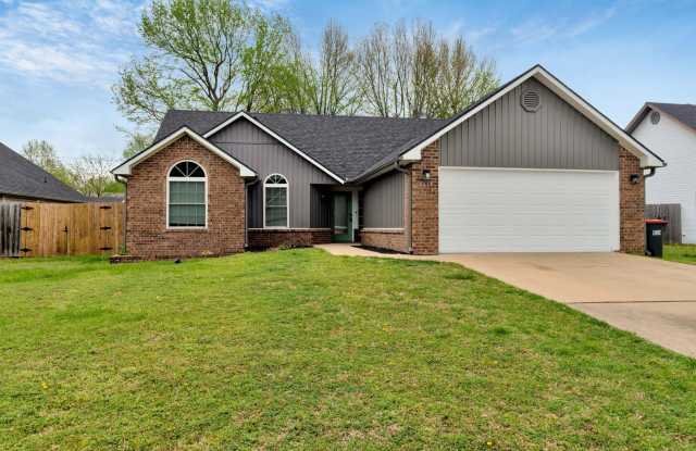 3 Bed 2 Bath home Just Mins Away from Lake Fayetteville and I-49 photos photos