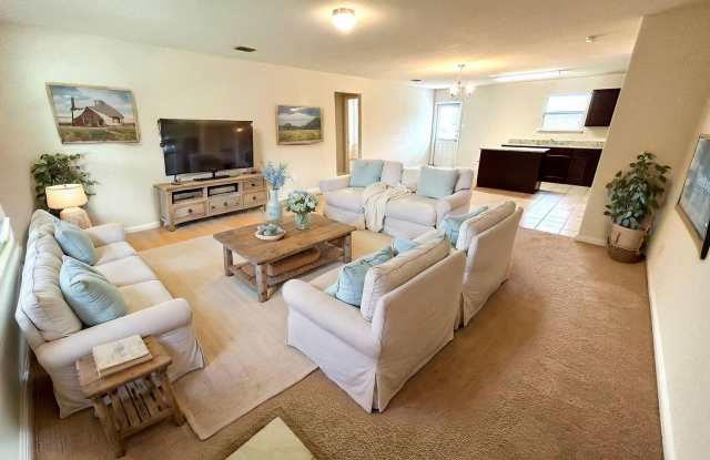 **APPLICATION RECEIVED** MUST SEE! 3 Bedroom 2 Bath Corner Lot Home Near Pearsall Park! Gallery 2