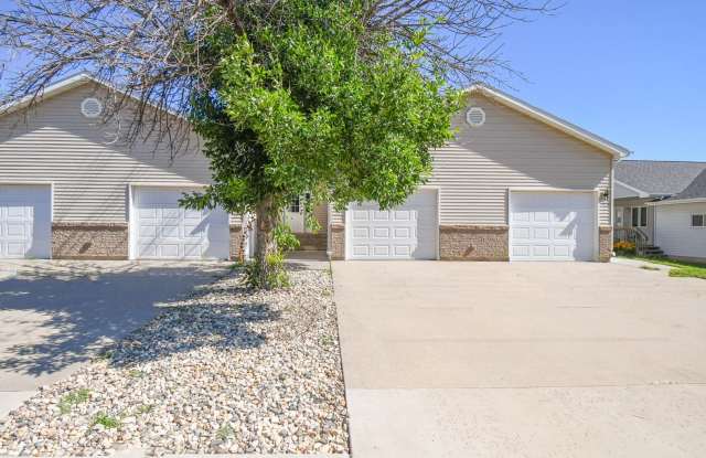 Comfortable 3-Bedroom Condo in Brandon – Available Now! photos photos