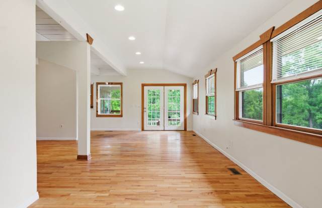 Spacious 4-Bedroom Pet Friendly Home in a Peaceful Rural Setting Gallery 4