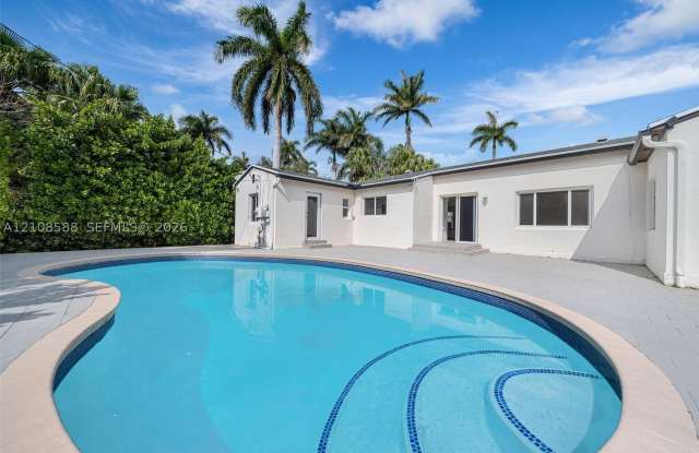 7730 Beachview Dr Gallery 1