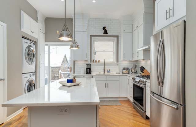 1745 North Hermitage Avenue Gallery 1