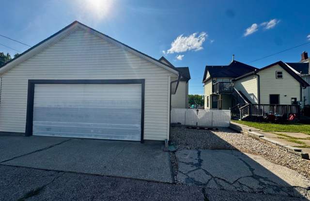 Huge 4 Bed, 1.5 Bath Home with 2-Car Garage & Beautiful Outdoor Space Gallery 3