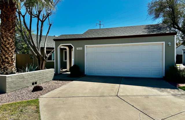 UPDATED 3 BEDROOM 2 BATHROOM CONVENIENTLY LOCATED HOME IN PHOENIX photos photos