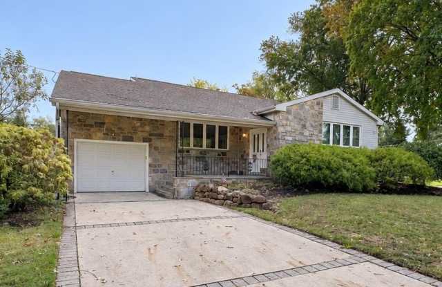 1738 COUNTRY CLUB Drive Gallery 1