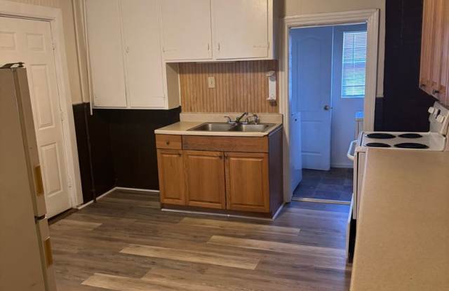 3 bedroom, 1.5 bath, 2 story half double house Gallery 4