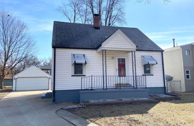 2 Bedroom, 1 Bath Home  Garage Available in Peoria IL! photos photos
