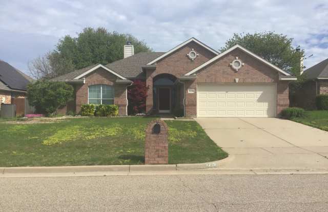 Home for the Holidays 4/2/2 with Fireplace - Wonderful YARD - Community Pool - 2229 Old Foundry Road, Weatherford, TX 76087