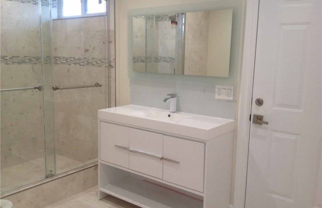 4571 White Oak Place Gallery 4